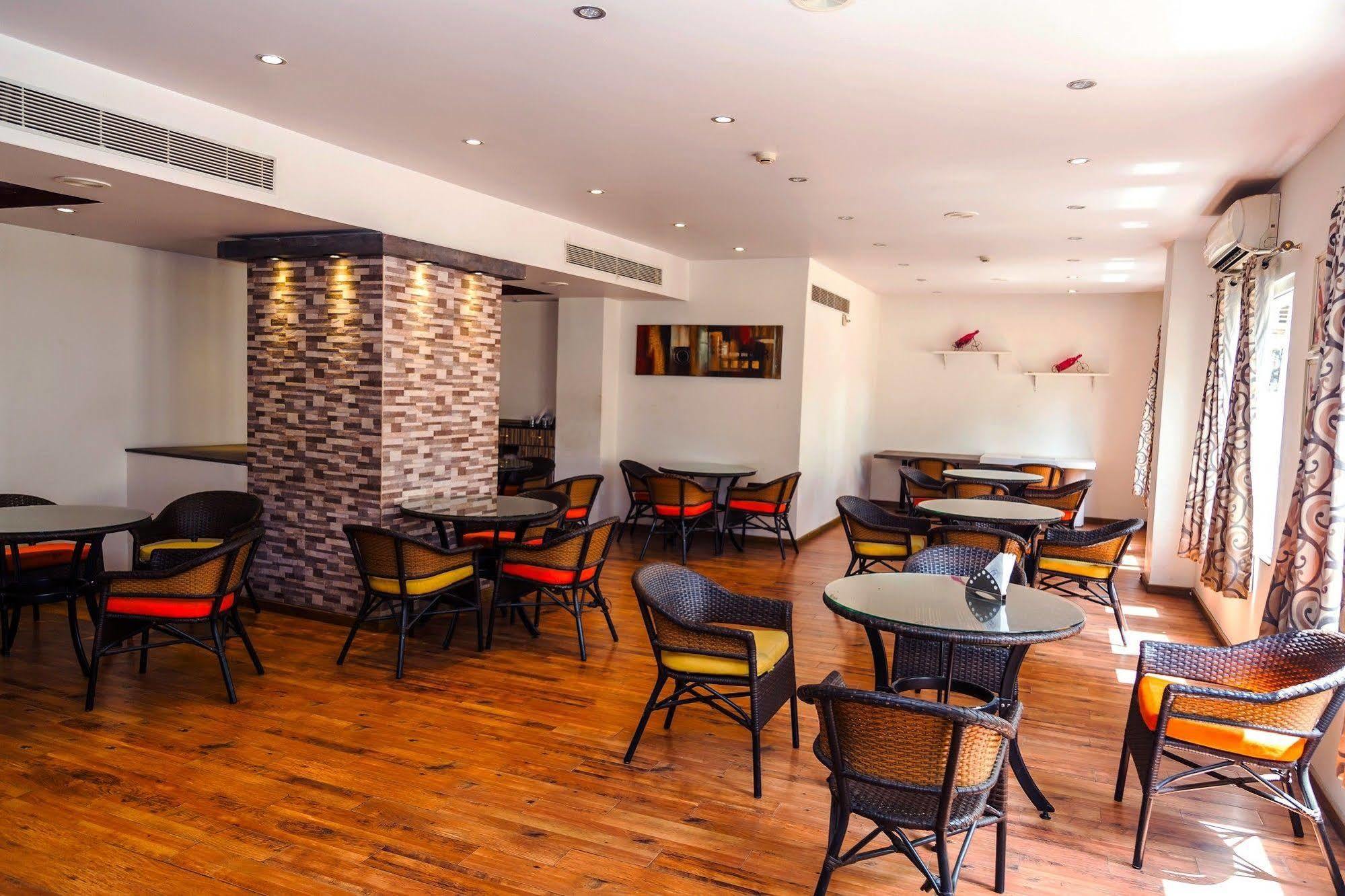 Lotus Park Hotel Бангалор Екстериор снимка