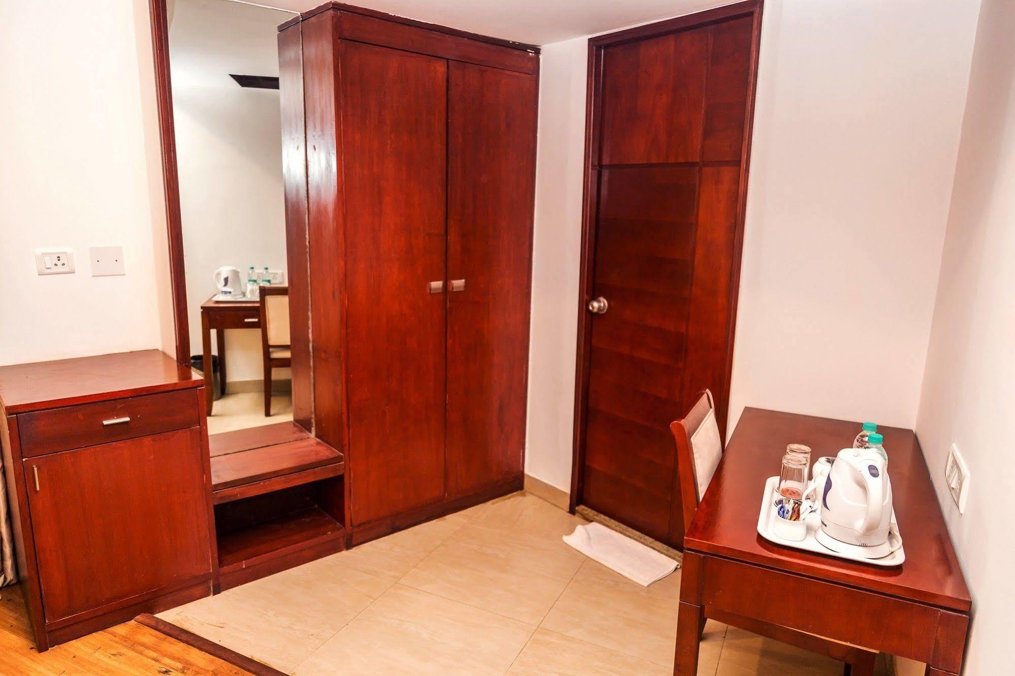 Lotus Park Hotel Бангалор Екстериор снимка