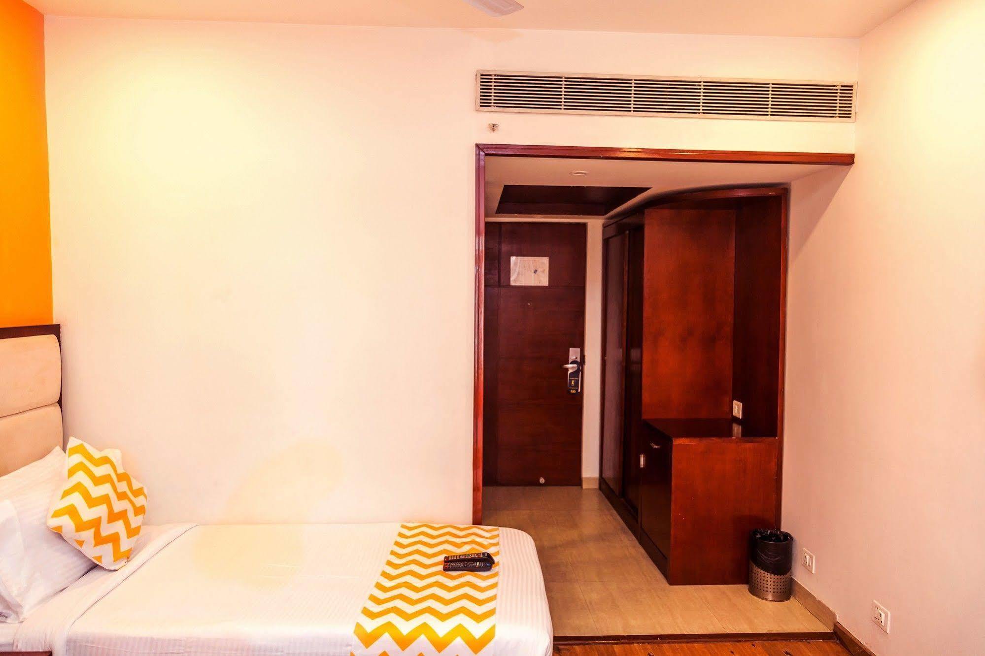 Lotus Park Hotel Бангалор Екстериор снимка