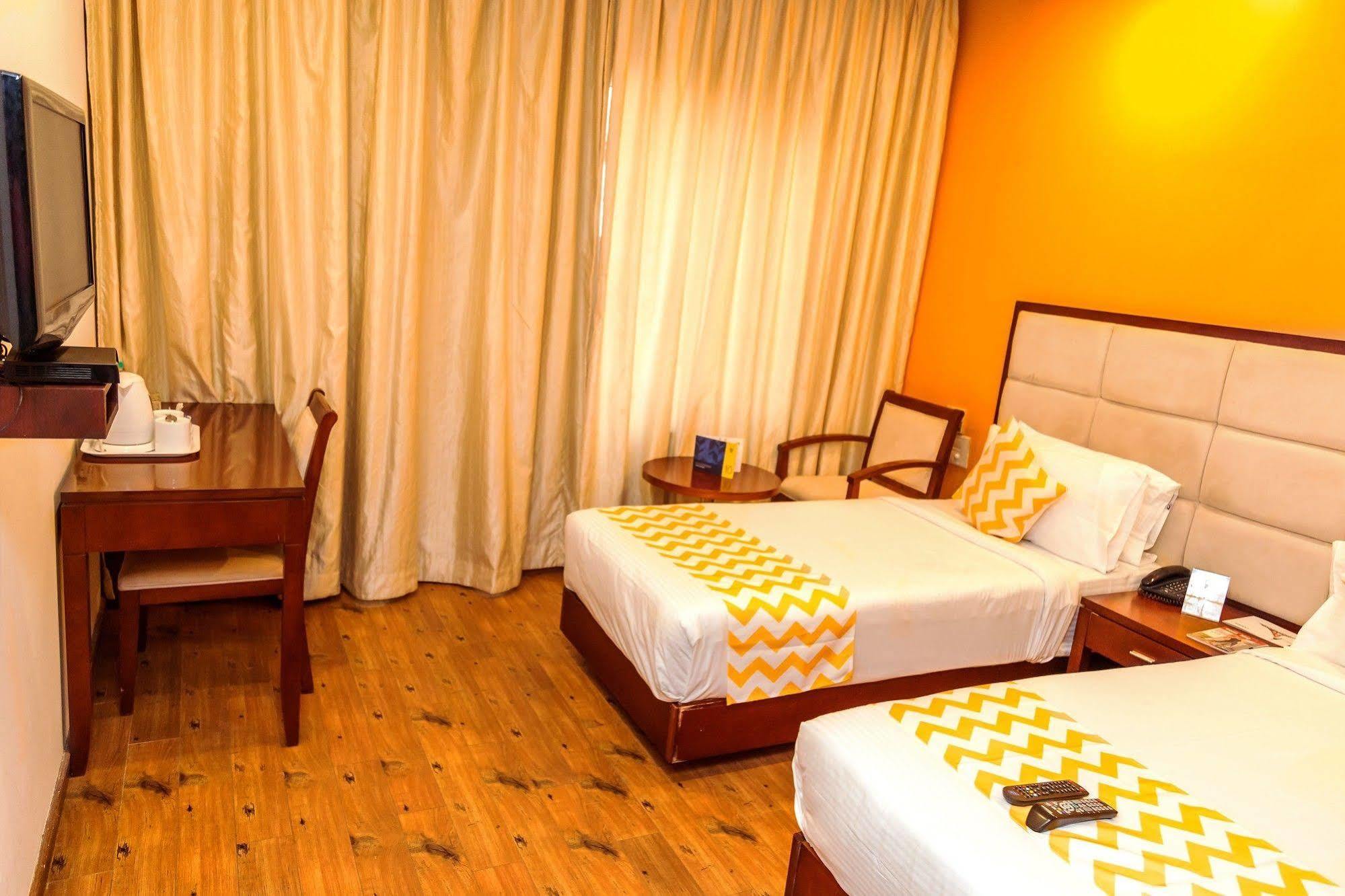 Lotus Park Hotel Бангалор Екстериор снимка